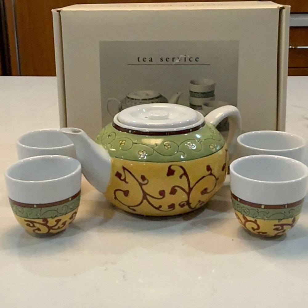 Elegant Yellow and Green Tea Set